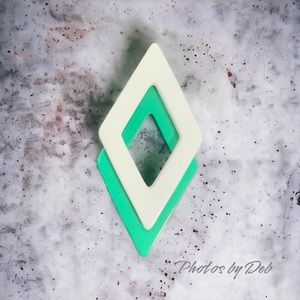 🔥5/$25🔥 Vintage white light green diamond shaped geometric brooch pin
